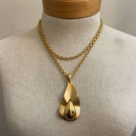 Vintage Elegant Gold-tone Matte & Polished Teardrop Pendant Necklace - Picture 9 of 13